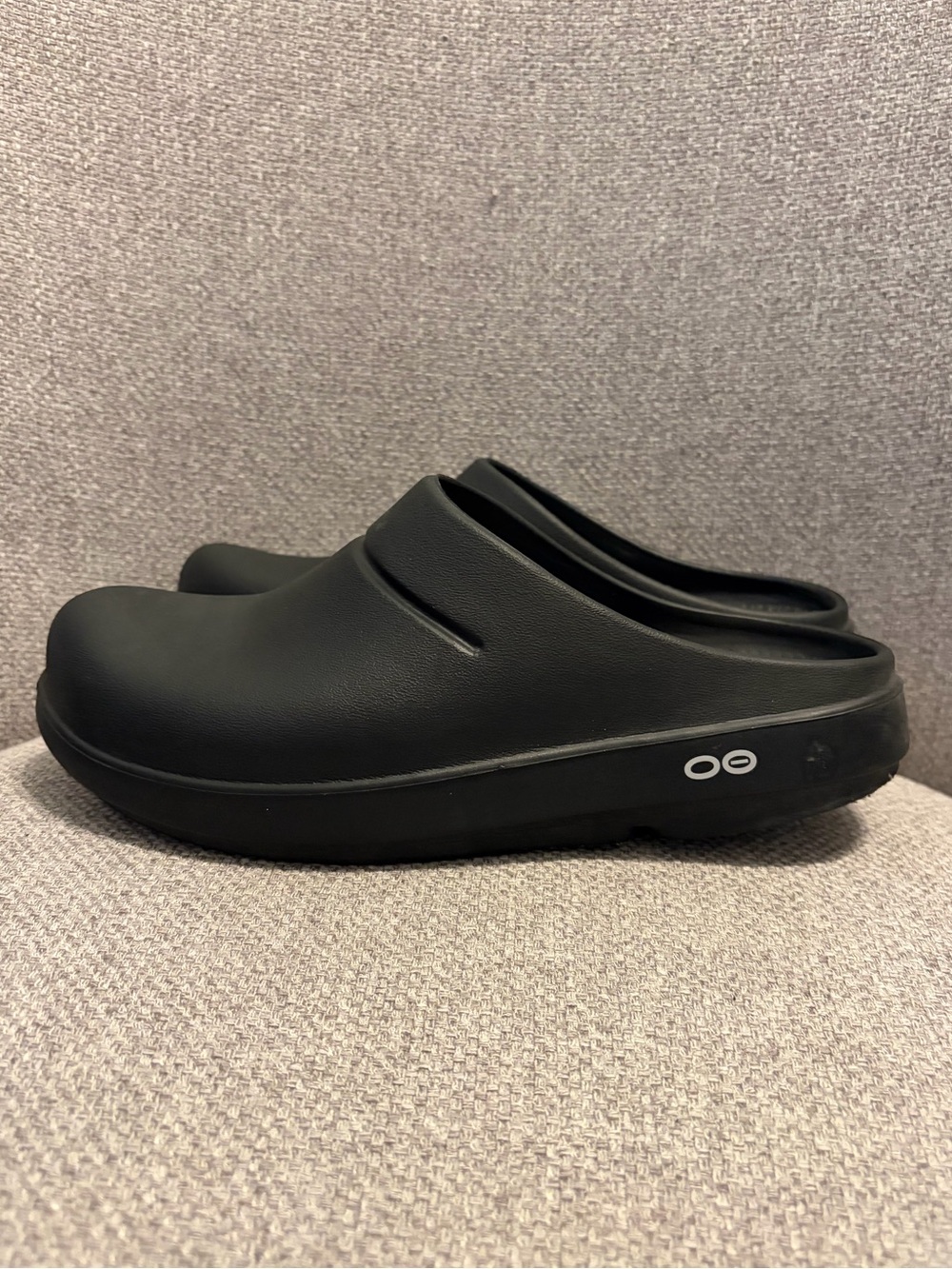 OOFOS- size 8 OOcloog Recovery Clog in black.